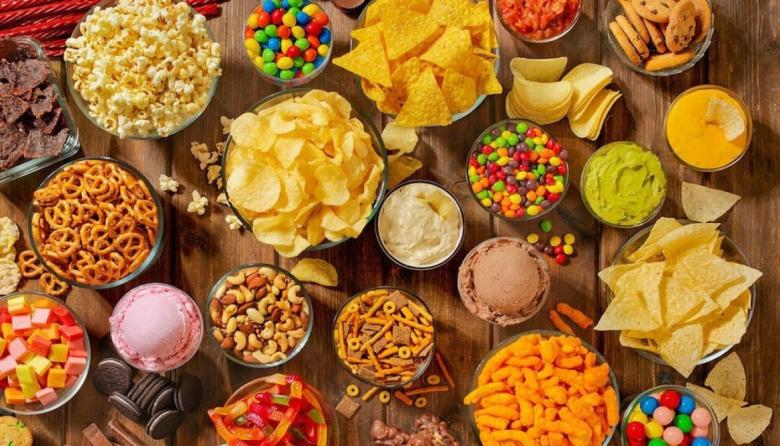 Un informe de Milbank Quarterly reveló que ingerir gaseosas y snacks es tan peligroso como fumar