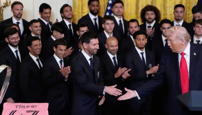 La foto del año: Messi junto a Trump en la visita del Inter Miami a la Casa Blanca; el mandatario preguntó y expresó: “Sos mejor que Pelé”
