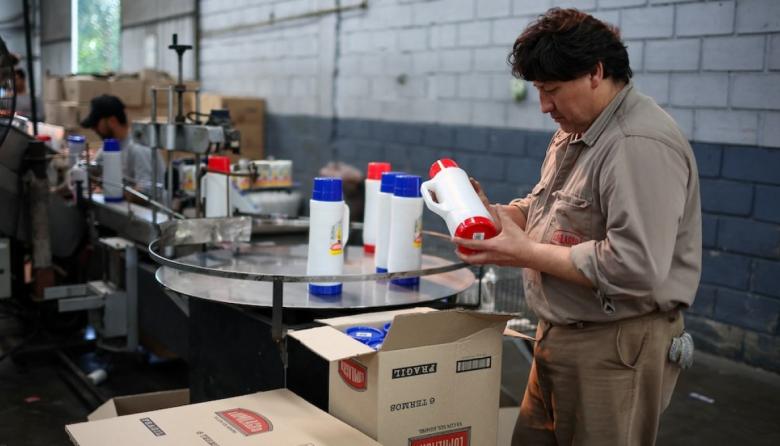 ¿Ahora no se van los jóvenes, se van los termos? Luego de 83 años, la empresa Lumilagro anunció que dejará de fabricar en Argentina e importará desde China