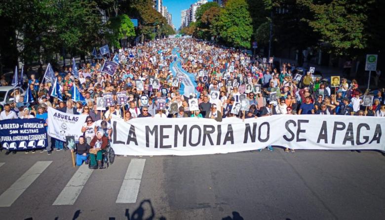 La izquierda organizada, y su particular manera de contar la historia, marchan hoy a Plaza de Mayo