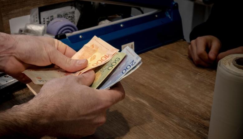 Los sueldos registrados volvieron a quedar por debajo de la inflación: según el INDEC, en enero, subieron un 2%