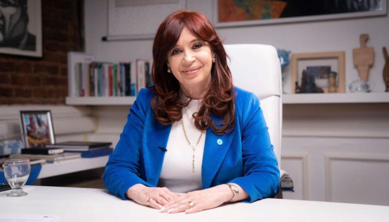 Cristina y su paseo ambulatorio por Tribunales: horas antes de su declaración por la causa Cuadernos, escribió otra carta donde critica a Milei y cuestiona a los jueces