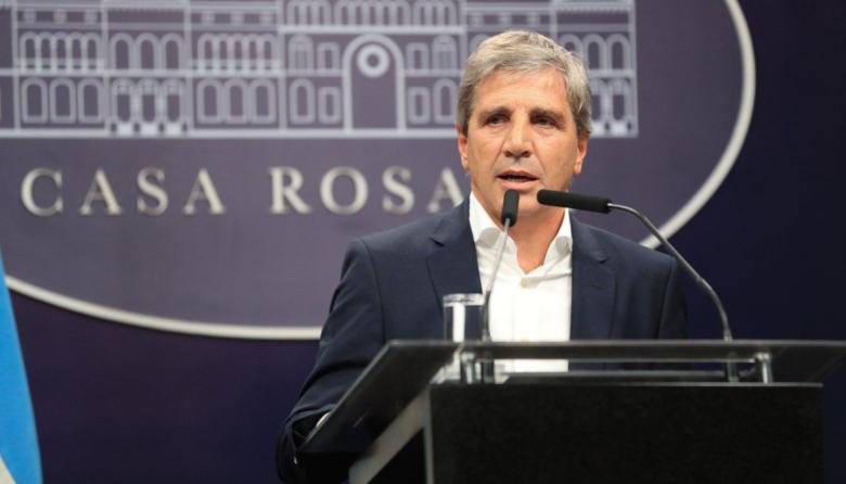 ¡Aleluya! Toto Caputo, esta vez, reconoció el retroceso que ha habido en la inflación: “No podemos forzar a los argentinos a tener pesos”