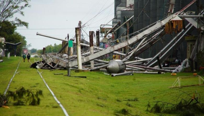 Santa Fe: un violento temporal azotó la localidad de Bombal y produjo daños estructurales, cortes de los servicios, heridos y hasta un fallecido
