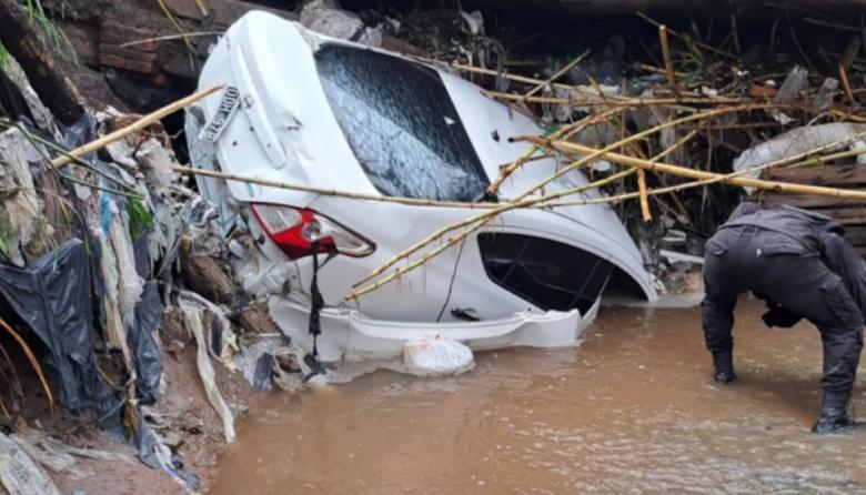 Tragedia en Tucumán: por un temporal, una pareja murió atrapada en su auto