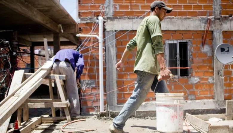 Según el INDEC, en el cuarto trimestre de 2025, el empleo informal abarcó al 43% de la población, lo que afecta a más de 9 millones de personas