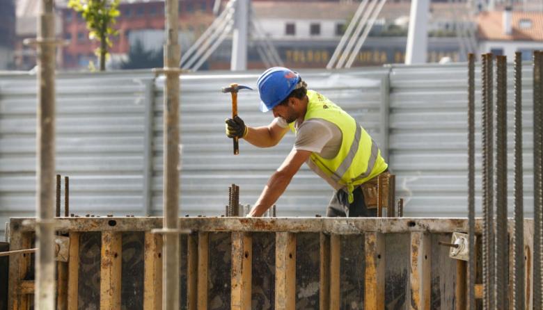 Según el INDEC, en febrero, la construcción y la industria registraron una baja del 0,7% y del 8,7% interanual