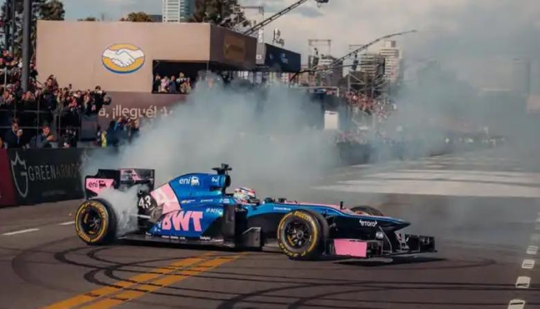 ¡Pisalo nomás! Colapinto hizo rugir el V8 y 600.000 fanáticos se emocionaron en Palermo