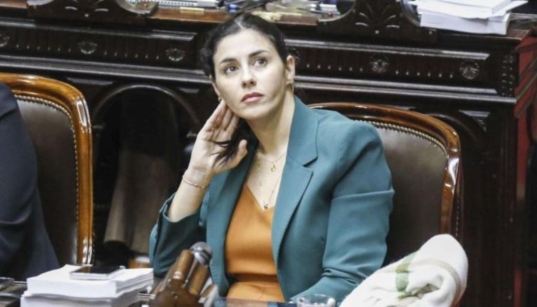La diputada Marcela Pagano, cuya pareja está relacionada al régimen venezolano, denunció a Javier Milei por impedir el ingreso a periodistas acreditados a Casa Rosada