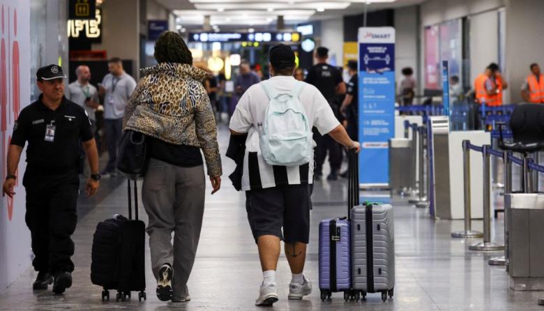 Según los datos del INDEC, en el primer cuatrimestre del 2026 viajaron al exterior 1,1 millones de argentinos menos que el año pasado
