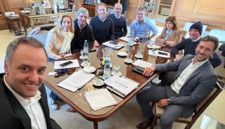 ¿Interna distendida o posaron para la foto? Martín Menem y Santiago Caputo se mostraron juntos en la reunión de la mesa política sin la presencia de Javier Milei