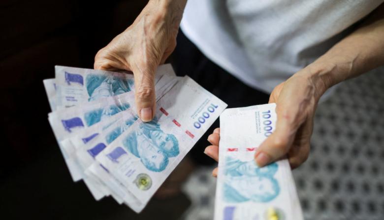 Según el INDEC, los salarios formales registraron un aumento del 3% en marzo y volvieron a quedar por debajo de la inflación