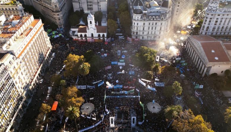 Marcha universitaria: 120.000 personas en Plaza de Mayo contra Milei… Más allá del manejo político y oportunista de la oposición, fue un claro mensaje contra el Gobierno