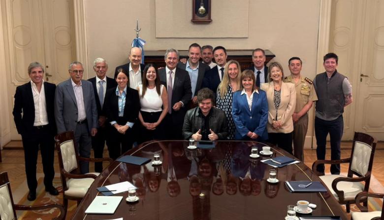 El Gobierno trata de recuperar la agenda: Milei se reunió con su Gabinete en la Rosada y Adorni inauguró una nueva planta de Mercedes Benz