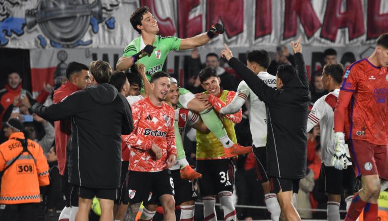 Fútbol de primera: en una jornada no apta para cardíacos, River, Racing, Gimnasia y Rosario Central pasaron a 4tos de final del Torneo Apertura