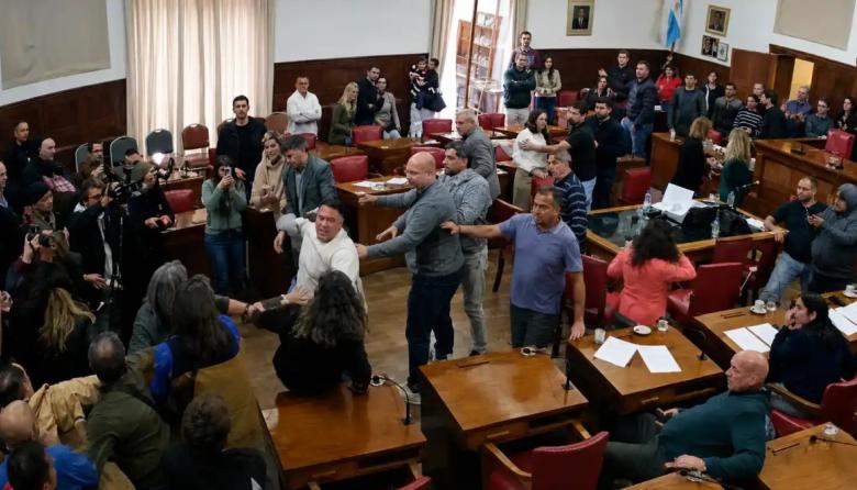 “Mar de piñas”: en el Concejo Deliberante de La Feliz, se agarraron a trompadas taxistas con representantes de las apps