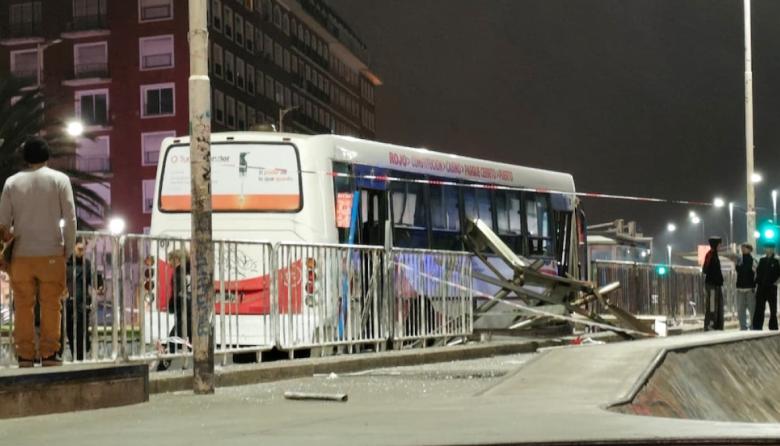 Mar del Plata fatal: un colectivo se subió a la vereda, atropelló a varias personas y mató a una mujer