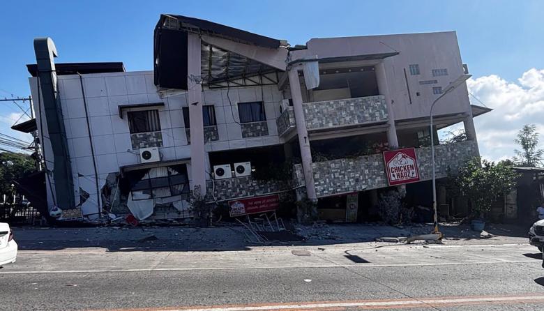 Filipinas: un terremoto de 7,8 provocó un colapso; hay muertos y heridos