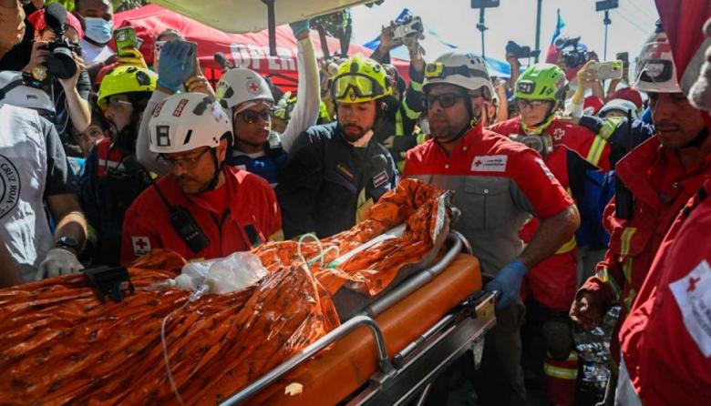 Venezuela: rescatan con vida a un hombre que pasó 8 días debajo de los escombros