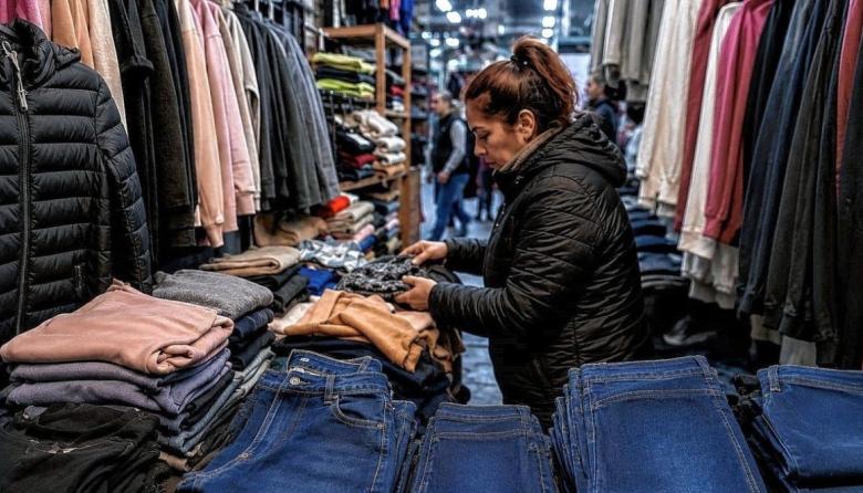 Un informe de la Cámara Argentina de la Indumentaria (CIAI), reveló que, en el tercer bimestre del 2026, la venta de ropa sufrió una caída del 6,9% interanual