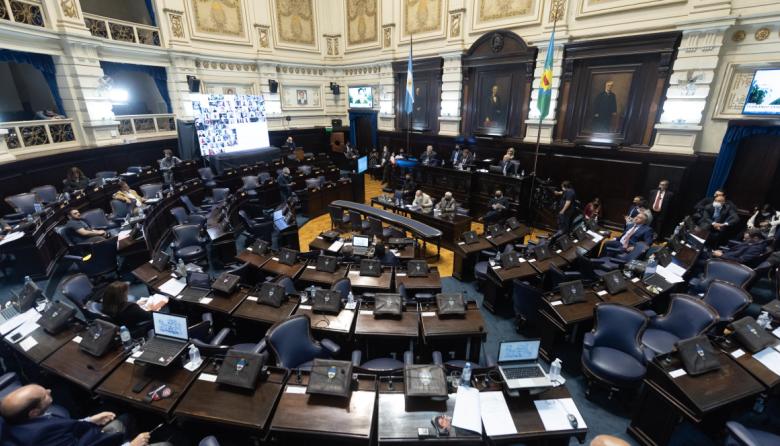 En la provincia de Bs. As., legisladores de LLA y el PRO, presentaron un proyecto para arancelar la salud y las universidades a extranjeros