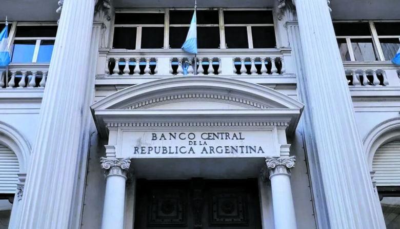 En el último día hábil de la semana, el BCRA habilitó las cuentas a sueldo para que las empresas abonen sus salarios en dólares