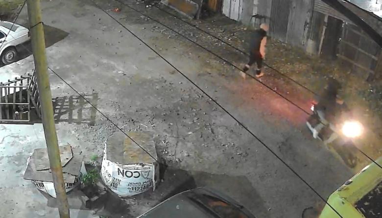Así está la provincia de Bs. As.: en Lanús, un grupo de vecinos le reclamó a una vivienda que dejaran de vender droga y los sacaron a los tiros