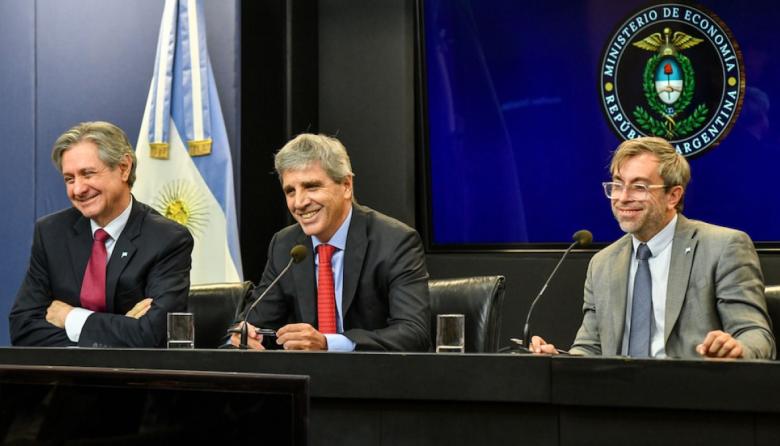 Luis Caputo anunció que el Gobierno Nacional flexibilizará los créditos en dólares para las empresas