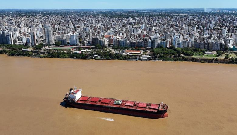 Exportaciones frenadas por DNU desregulatorio: un paro por tiempo indeterminado de los trabajadores que son clave para el ingreso y egreso de buques en las terminales, provoca que 140 buques generales queden varados