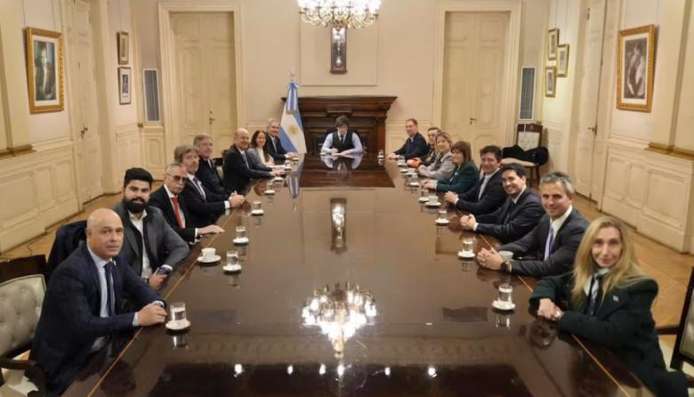 Milei regresó a la actividad con una reunión junto a su Gabinete, mientras prepara nuevos viajes a Estados Unidos y Francia