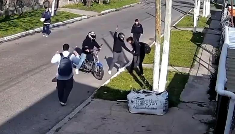 ¿Qué dirán ahora los defensores del garantismo? En González Catán, motochorros asaltaron y golpearon a un grupo de chicos con autismo