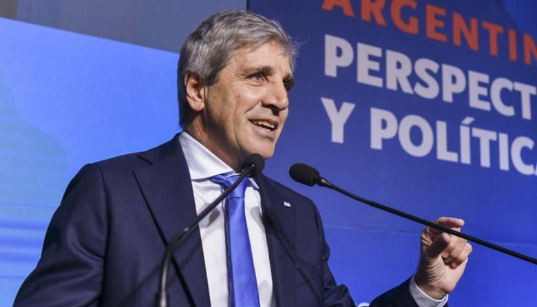 Caputo, sin filtro, le respondió al vicepresidente de la UIA: “Me toca defender los intereses de los argentinos, no los de determinados empresarios”