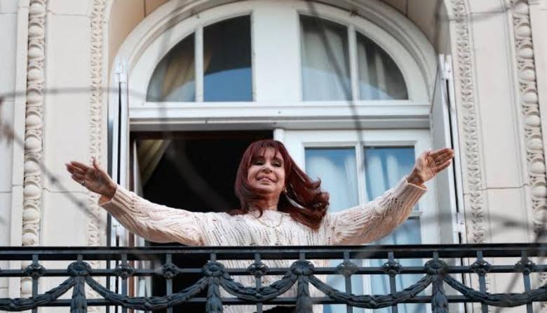 Pasan los años y todavía no la devolvieron… La Cámara Federal de Casación Penal rechazó un planteo de queja de CFK y avaló los embargos preventivos de San José 1111 y otros bienes de sus hijos