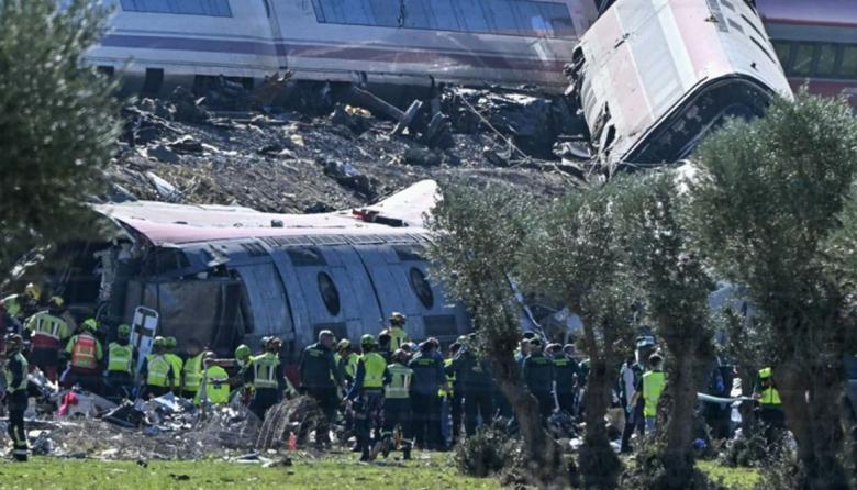 Una tragedia que se repite durante la gestión de Pedro Sánchez… Chocaron dos trenes de alta velocidad: hay 68 muertos y decenas de heridos graves