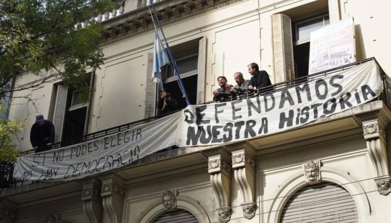 La Cámara Federal de la Ciudad de Bs. As., confirmó el procesamiento de Juan Grabois por la toma del ex Instituto Perón, mientras LLA intenta expulsarlo de la Cámara de Diputados
