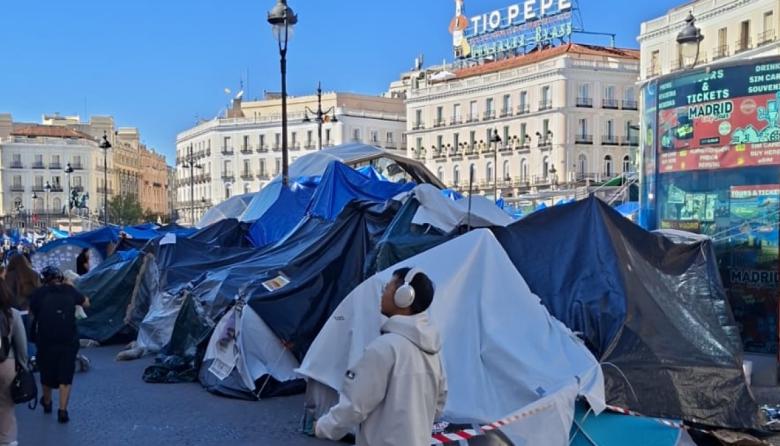 España en decadencia: en Madrid, desde hace días diversos movimientos sociales acampan en la Puerta del Sol