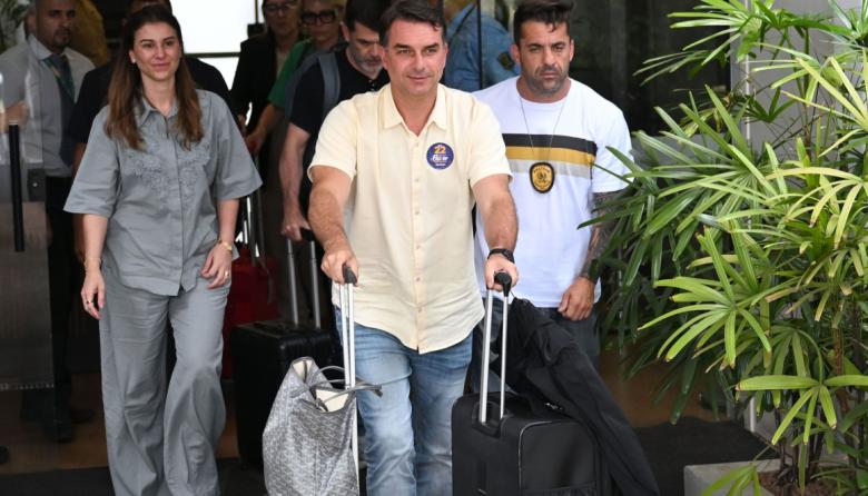 Bolsonaro llegó a USA y recibirá asilo político: agradeció a Trump y a Milei por ayudarlo a salir de Brasil