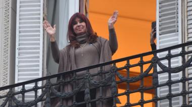 Cristina presa… pero en su casa: usará tobillera electrónica y no podrá salir a bailar al balcón