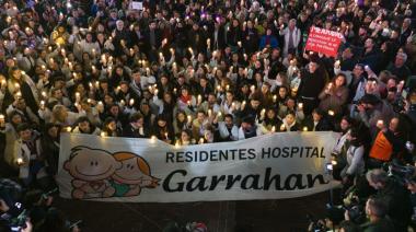 La Noche de las Velas: los médicos del Garrahan se manifestaron en el Obelisco