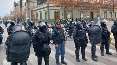 Mapuchelandia: en Neuquén, tras un fuerte operativo, fueron desalojados grupos de mapuches que protestaban frente a la Casa de Gobierno