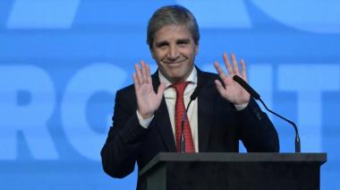 A su regreso de Estados Unidos, donde concretó el super apoyo, el ministro de Economía Luis Caputo descartó la dolarización