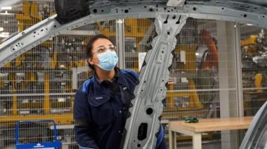 Según un informe de la UIA, en octubre, la actividad industrial cayó un 2% interanual