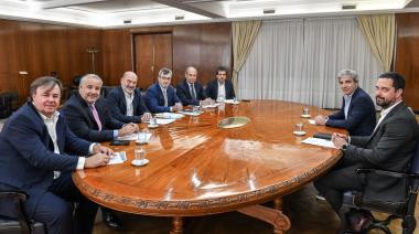Luis Caputo nadando contracorriente… Se reunió con los referentes de la UIA por la crisis de la industria