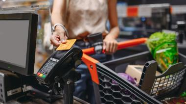 Llamativa contradicción baja la pobreza, pero las familias se endeudan para comprar lo básico: el BCRA reveló que las deudas de las familias volvieron a crecer y marcó un máximo de 15 años