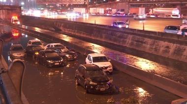 Temporal en el AMBA, no pronosticado como tal: cayeron 80 milímetros en una hora en Zona Norte y provocaron la inundación de un shopping y de la Panamericana con vehículos bajo agua