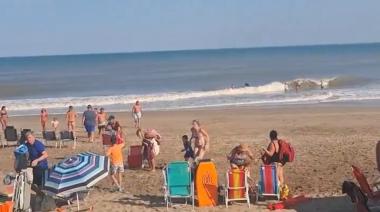 Verano fatal en la Costa Atlántica: una ola gigante sorprendió a todos y provocó una muerte y 35 heridos