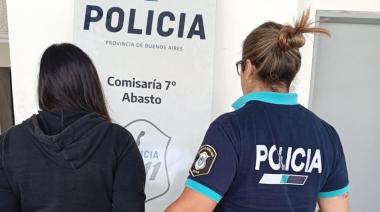 Según especialistas, cada vez hay más mujeres desequilibradas: en La Plata, una joven discutió con su novio y luego lo atropelló con el auto