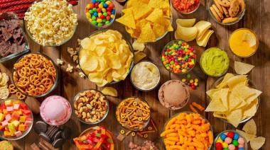 Un informe de Milbank Quarterly reveló que ingerir gaseosas y snacks es tan peligroso como fumar