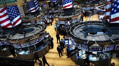 Jornada financiera: pese al feriado en nuestro país, en Wall Street las acciones argentinas subieron hasta un 10% y el riesgo país recortó 27 puntos básicos