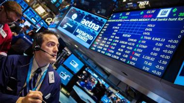 Hablemos de finanzas: en Wall Street, las acciones argentinas subieron y el riesgo país bajó a 595 puntos básicos, luego del feriado XXL